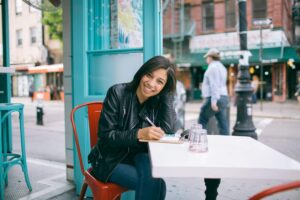 Vrouw op het terras aan het schrijven
