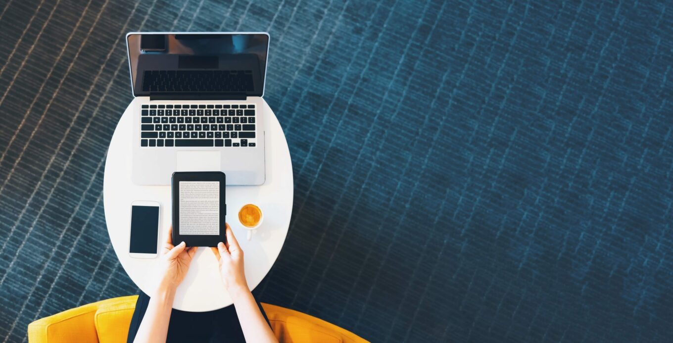Laptop en tablet op stoel