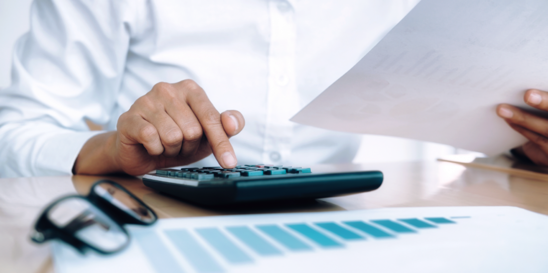 Man rekent op rekenmachine