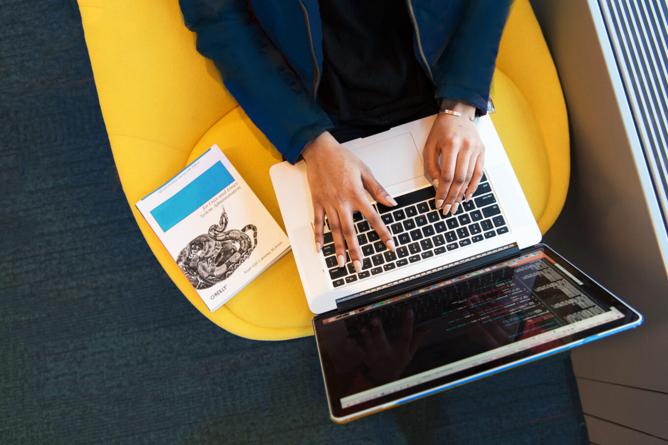 laptop gele stoel typen