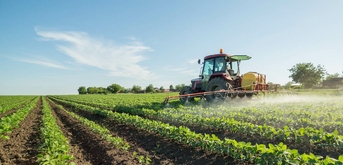 Agrarisch trekker op land