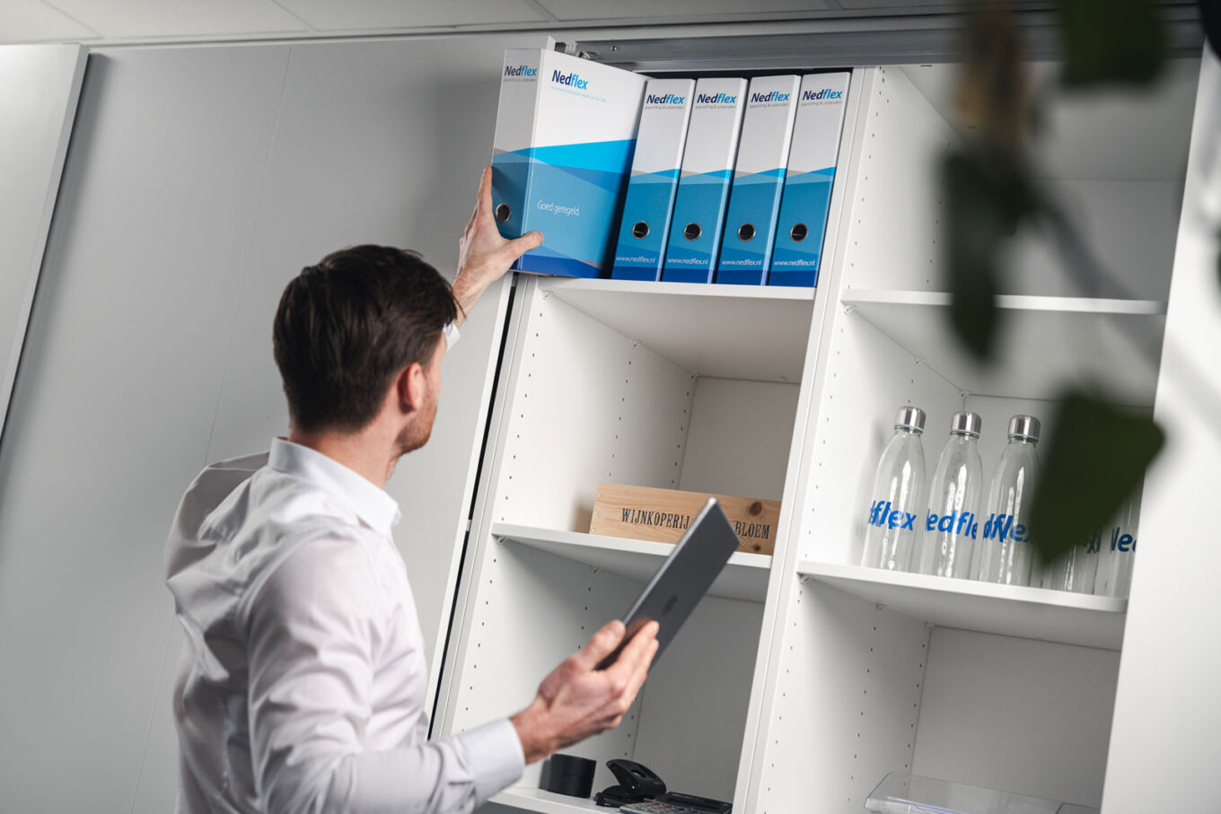 Haalt een map uit de kast