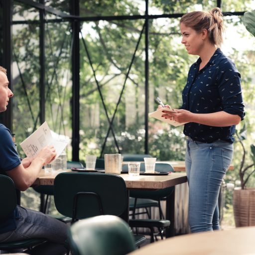 Wervingstrends in de horeca: hoe tijdelijke krachten aantrekken